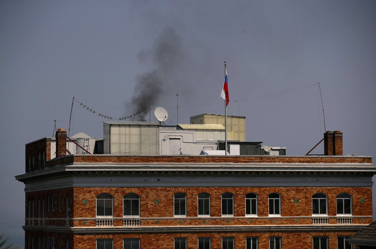 Θρίλερ στο Σαν Φρανσίσκο:  Μαύρος καπνός στο ρωσικό προξενείο -Καίνε απόρρητα έγγραφα οι Ρώσοι διπλωμάτες πριν μπουκάρουν οι πράκτορες του FBI – Δείτε εικόνες και βίντεο